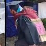 Viral Pria Gendong Ayah ke Acara Wisuda, Bikin Publik Terharu