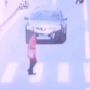 Emak-emak Bikin Pengguna Jalan Apes, Pemobil ini Jadi Korbannya