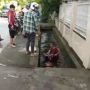 Apes! Bocah Ugal-ugalan Berujung Celaka, Sepeda Motor Masuk ke Got
