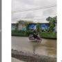 Aksi Ibu Pacu Motor Terobos Genangan Air, Ujung-ujungnya Begini