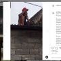 Ketiduran di Atap Rumah Warga, Maling HP Tertangkap saat Bangun Kesiangan