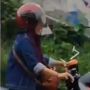 Video Emak-emak Trabas Genangan Air, Ekspresi Ngeselinnya Jadi Sorotan