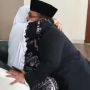 Peluk dan Cium Ibu, Menag Yaqut Cholil Qoumas Minta Restu Jabatan Baru