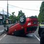 Tabrak Pembatas Jalan, Mobil Ismanto Terguling di Ring Road Selatan