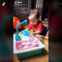 Gemas! Aksi Lucu Balita Mencuci Piring Curi Perhatian Warganet