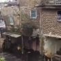 Ngeri! Video Dua Rumah Roboh, Bangunan Ludes Tergerus Air Sungai