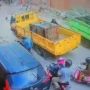 Video Detik-detik Ojol Hampir Tertimpa Muatan Truk, Bikin Merinding