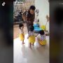 Menggemaskan! Tiga Anak Kembar ini Antar Ayah yang Hendak Bekerja
