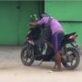 Cara Pria Hidupkan Motor Matik Jadi Sorotan, Kok Tak Nyala-nyala Ya?