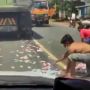Viral Warga Punguti Uang Tercecer di Jalan, Jumlahnya Hampir Rp 100 Juta