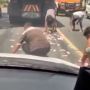 Viral Video Warga Punguti Uang  Tercecer di Jalan, Diduga di Bali