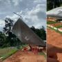 Ngeri! Tenda Terbang dan Ambruk di Pemakaman, Warganet: Kayak di Sinetron