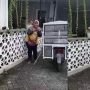 Viral! Ibu-ibu Jajakan Dagangan, Suaranya Disebut Cocok untuk Acara Bola