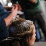 Cara Mewarnai Rambut Sendiri di Rumah, Untuk Rambut Keriting dan Lurus Berbeda Tahapannya!