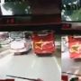 Diduga Keasyikan Kebut-kebutan, Bus Ini Tabrak Mobil Parkir
