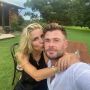 Chris Hemsworth Girang Naik Motor Bareng Istri di Bali, Warganet: Thor Aja Pakai Helm!