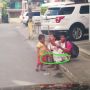 Agar Orang Tuanya yang Buta Bisa Jalan dan Cari Uang, Bocah Ini Rela Diikat