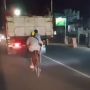 Aksi Berbahaya Pesepeda Melaju di Belakang Truk, Bikin Deg-degan