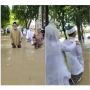Ngebet Nikah, Pasangan Calon Pengantin Terjang Banjir Menuju KUA