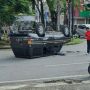 Nekat Terobos Lampu Merah, Mobil Kijang Kotak Terguling di Jalan Sutomo