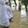 Demi Menikah, Pasangan Pengantin Ini Nekat Jalan Kaki Menerjang Banjir