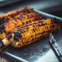 Wajah Wanita Ini Nyaris Kecolok, Viral Aksi Bar-Bar Penjual Jagung Bakar Bikin Geleng Kepala
