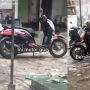 Aksi Cuci Sepeda Motor Ini Ekstrem Banget, Bikin Warganet Khawatir