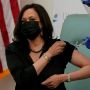 Ekspresi Wapres AS Terpilih Kamala Harris saat Disuntik Vaksin Covid-19
