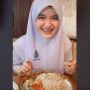 Unggah Video Sedang Makan, Ukhti Cantik Thailand Bikin Warganet Salfok