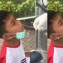 Ekspresi Bocah Swab Test Bikin Bingung, Ketawa Apa Nangis?