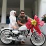 Soo Sweet, Kang Emil Hadiahi Bu Cinta Motor Custom di Wedding Aniv