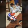 Lucu! Aksi Usil Bocah Kembar, Warganet: Seperti Diketok Palu Hakim!