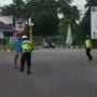 Seorang Pria Serang Polisi usai Minum Arak, Anaknya Nagis di Tengah Jalan