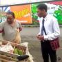 Jual Sayur Pakai Baju Rapi, Pria Ini Banjir Pujian dari Warganet