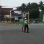 Viral Pengendara Motor Tiba-tiba Serang dan Pukul Polisi, Diduga Mabuk