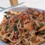 Sekilas Tampak Sepi, Makan di Warung Mi Goreng Ini Ternyata Harus Rela Antre Lama