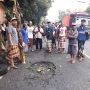 Sekeluarga Naik Motor Meninggal Dunia Ditabrak Mobil