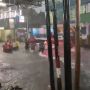 Melaju Kencang saat Banjir, Pengemudi Mobil Dikejar dan Diteriaki Warga
