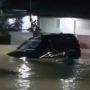 Banjir Samarinda, Satu Mobil Hanyut Terbawa Arus