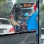 Viral Aksi Pemotor Hadang Bus karena Lawan Arus, Banjir Pujian Warganet