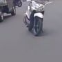 Emak-emak mah Bebas! Viral Ibu Parkir Motor di Tengah Jalan