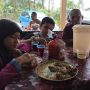 Dikira Warung, Pria Ini Asyik Makan Bareng Keluarga di Hajatan Orang