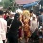 Heboh Prosesi Pernikahan di Tengah Genangan Air di Pekanbaru