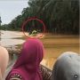 Detik-detik Perahu Penuh Penumpang Terbalik, Aksi Pengemudi Disorot