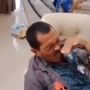 Bapak Ini Cabut Alat Swab Sendiri, Warganet: Kaya Nyabut Pedang Excalibur