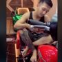 Sindir Makanan 45 Juta, Pria Ini Makan Nasi dan Krupuk di Atas Motor Mahal