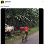 Viral Aksi Nyeleneh 2 Bocah Naik Sepeda, Tak Ada yang Duduk di Sadel