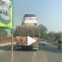 Kijang Innova Nangkring di Atas Bak Truk Bikin Heboh, Kok Bisa Begitu Ya?