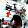 Bikin Merinding! Motor Gerak Sendiri saat Ditinggal Pengendara Beli Pulsa