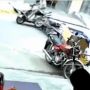 Ditinggal Beli Pulsa, Motor Ini Gerak Sendiri Hingga Tabrak Pengendara Lain